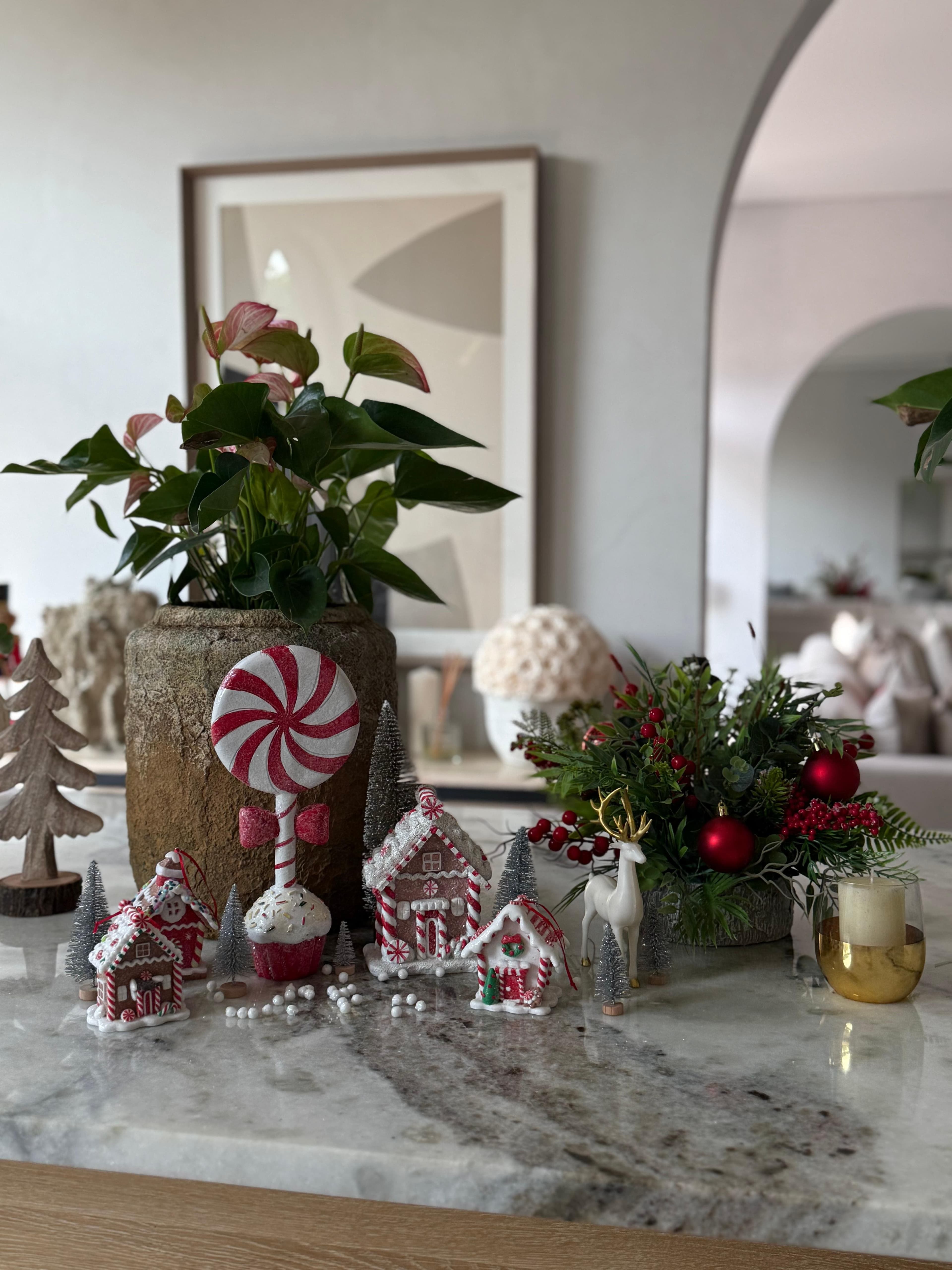 Apartment Christmas decoration in Dubai — small-space festive styling